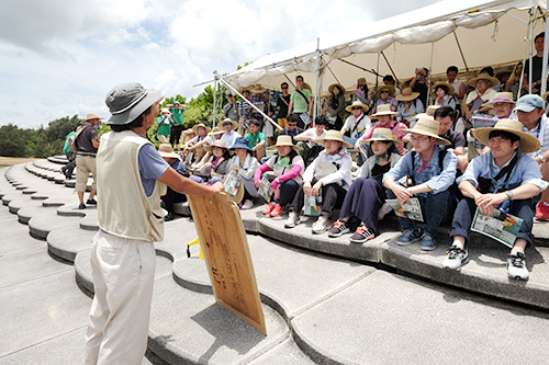 辺野古新基地反対のリーダから説明を受ける