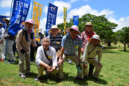 嘉手納基地周回行動に参加する退職者の会の派遣者　写真