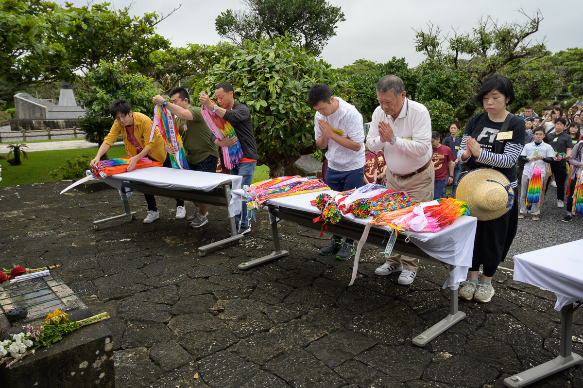 慰霊祭で献鶴する佐々木中央協副会長(右から2番目)　写真