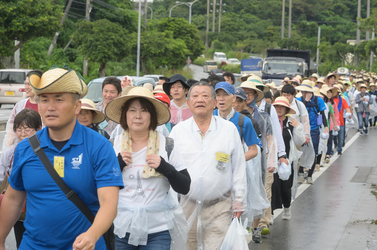 嘉手納基地周回行動で行進する参加者　写真